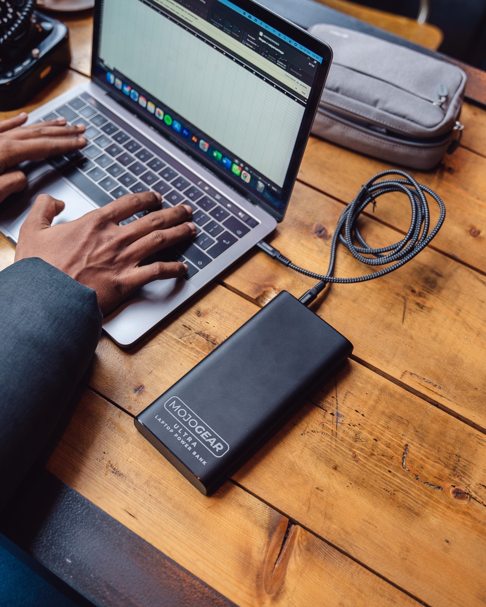 How do you charge a power bank? – MOJOGEAR