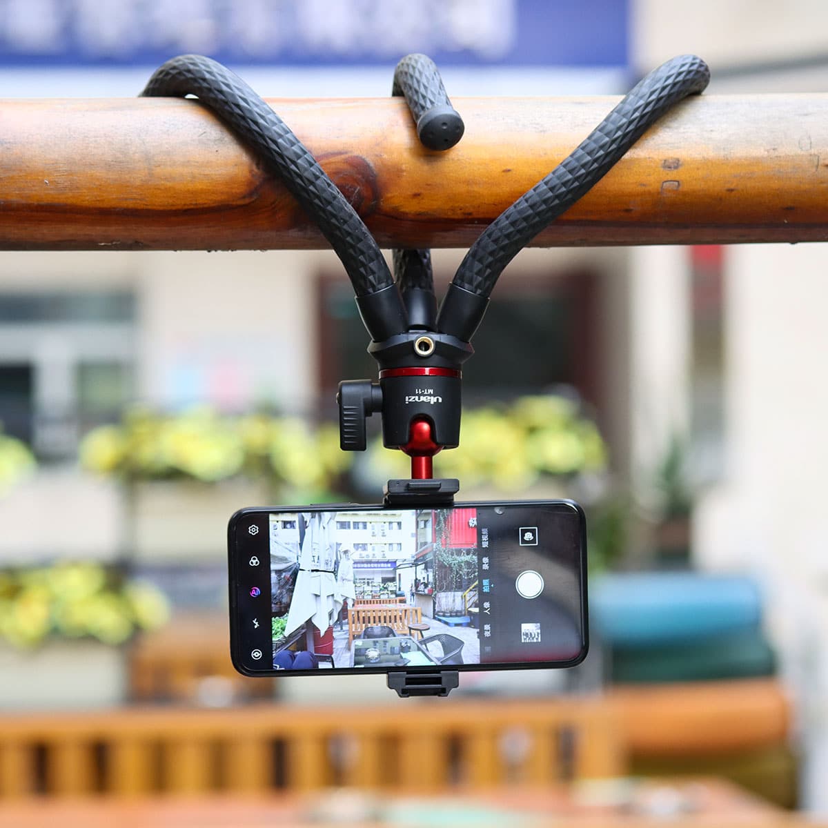 Ulanzi MT-11 flexible tripod XL with extra sturdy legs and built-in phone holder