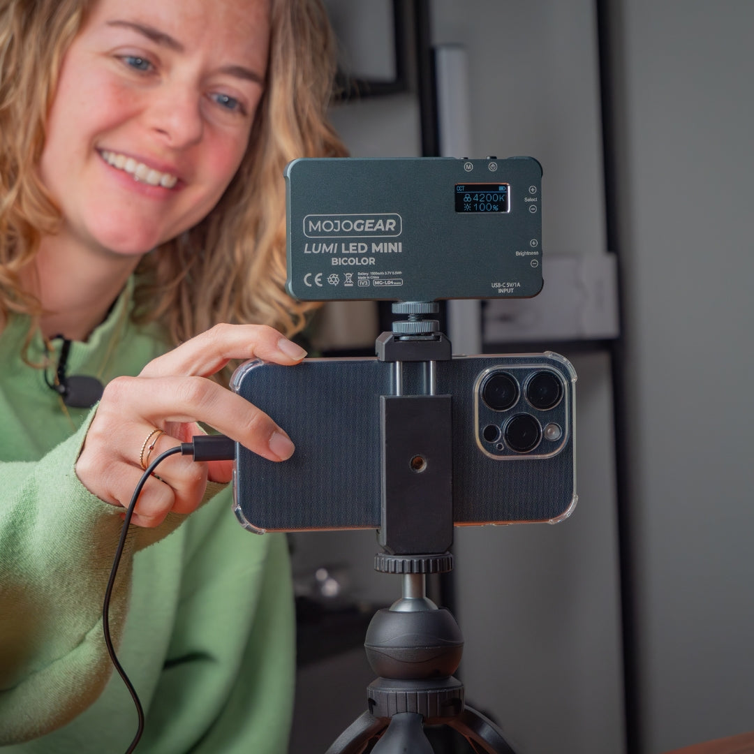 MOJOGEAR Video KIT: Mini tripod + phone holder + microphone + light