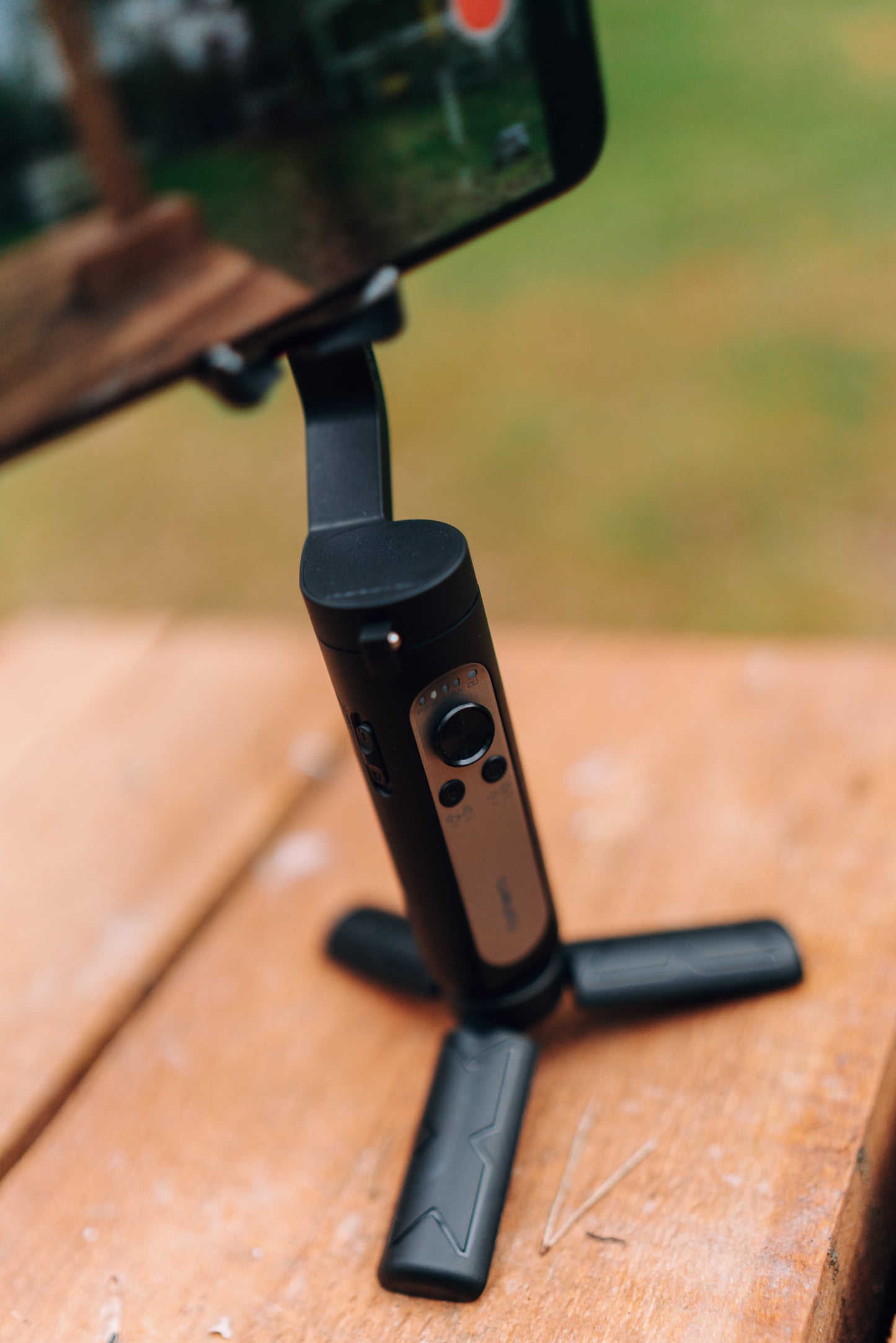 Hohem iSteady V2S smartphone gimbal met AI-sensor en lampje