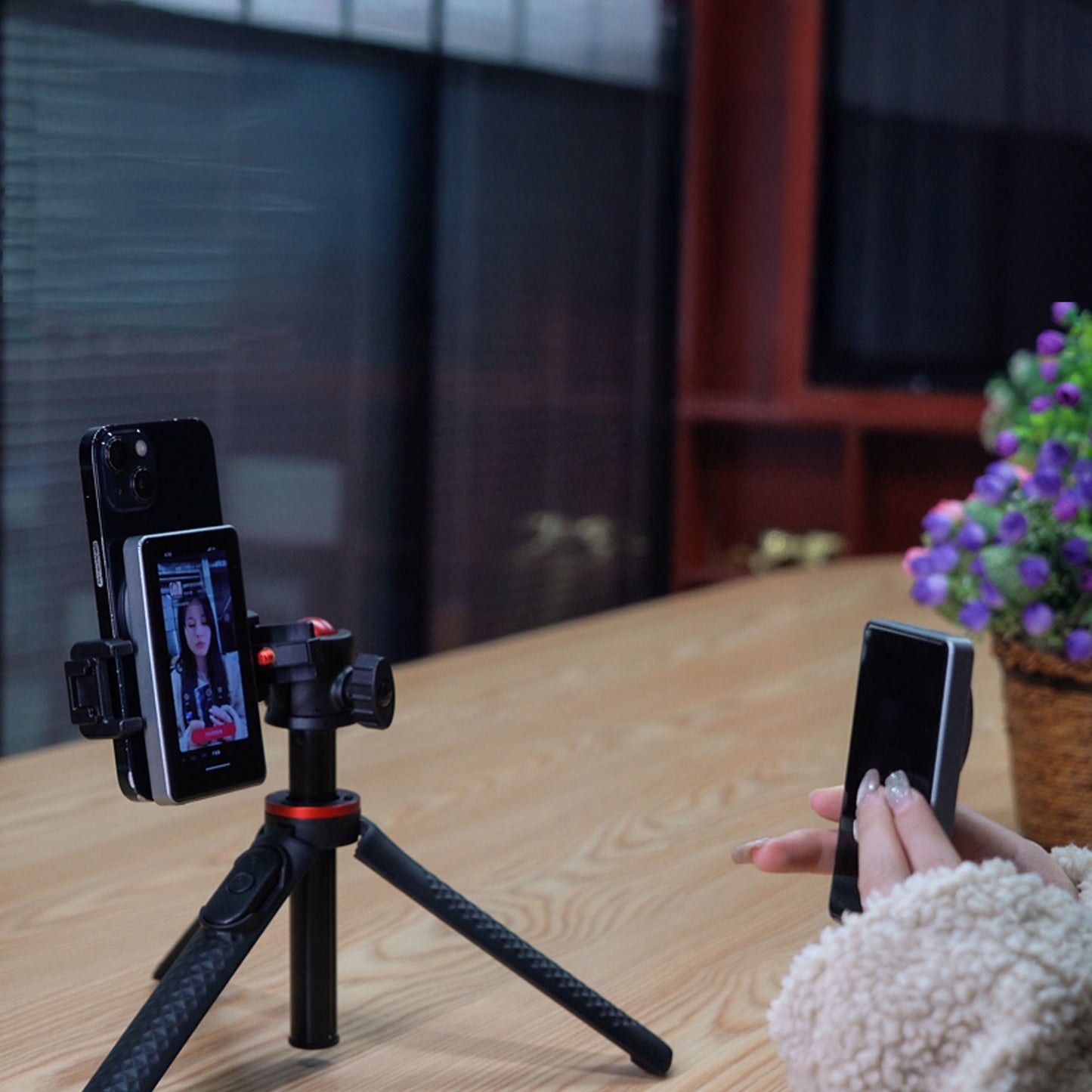 MOJOGEAR VS2 Selfie Vlog Monitor for iPhone and Android - White